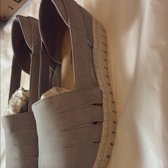 Easy Street Gray Slip-On Flats with Streamlined Design - Picture 4 of 6